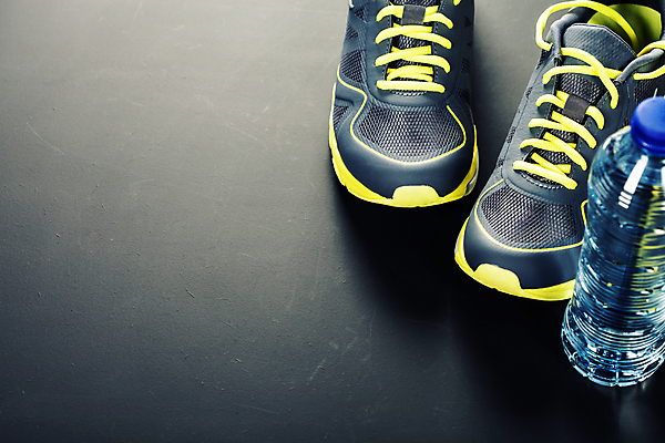 포토 JPG 해외이미지 운동화 다이어트 검은배경 사람없음 물병 오브젝트 해외202004 해외포토 백그라운드 신발 건강 검은색 물통 파일형식