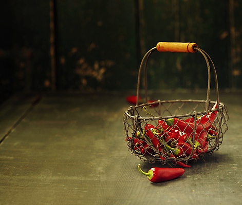 포토 JPG 해외이미지 식재료 사람없음 매움 나무바닥 홍고추 철바구니 해외202004 해외포토 고추 바닥 바구니 맛 파일형식