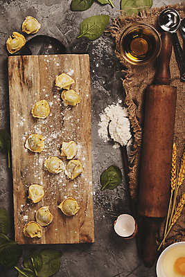 포토 JPG 해외이미지 식재료 회색배경 실내 사람없음 올리브오일 삼베 계란껍데기 준비 밀가루 계량스푼 바질 나무도마 날계란 반죽밀대 카피스페이스 토르텔리니 해외202004 해외포토 백그라운드 주방용품 도마 파스타 내부 목재 계란 공백 회색 기름_음식 가루 밀대 파일형식 천_직물