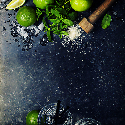 포토 JPG 해외이미지 검은배경 프레임 빨대 사람없음 하이앵글 얼음 설탕 민트 칵테일잔 라임 모히토 카피스페이스 해외202004 해외포토 자연요소 뷰포인트 백그라운드 술잔 과일 검은색 공백 칵테일 허브 파일형식