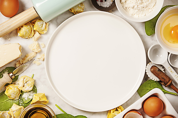 포토 JPG 해외이미지 접시 식재료 치즈 실내 사람없음 계란 올리브오일 준비 흰배경 밀가루 계량스푼 계란판 날계란 반죽밀대 치즈나이프 토르텔리니 해외202004 해외포토 식기 백그라운드 주방용품 유제품 파스타 내부 알 흰색 나이프 기름_음식 가루 밀대 파일형식