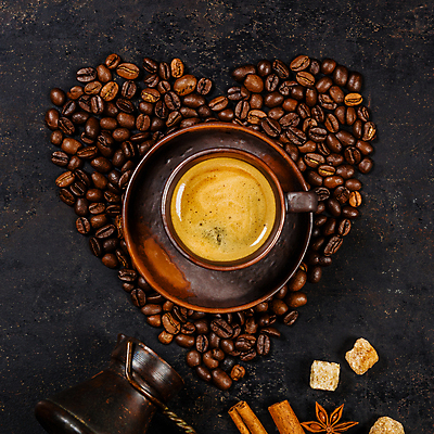 포토 JPG 해외이미지 검은배경 실내 사람없음 하이앵글 원두 하트 커피잔 에스프레소 시나몬 해외202004 해외포토 모양 커피 뷰포인트 백그라운드 잔 내부 검은색 파일형식