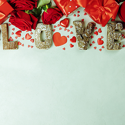 포토 JPG 해외이미지 영어 실내 발렌타인데이 사랑 타이포그라피 사람없음 단어 선물상자 장미 오브젝트 하트상자 초록배경 해외202004 해외포토 문자 꽃 감정 백그라운드 데이이벤트 선물 내부 초록색 상자 파일형식