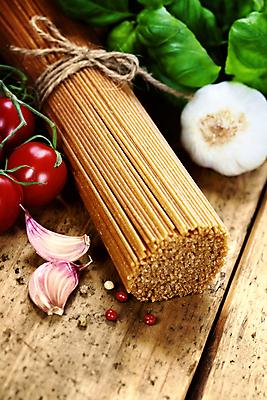 포토 해외이미지 리본 방울토마토 실내 사람없음 다발 나무바닥 바질 노끈 통마늘 통후추 파스타면 통밀 해외202004 해외포토 줄 토마토 바닥 파스타 마늘 내부 면류 밀 후추 파일형식