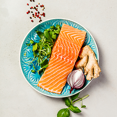 포토 JPG 해외이미지 접시 채소 탁자 양파 실내 사람없음 하이앵글 허브 향신료 날것 연어 후추 생강 연어요리 연어회 해외202004 해외포토 식물 식기 음식 뷰포인트 가구 어류 내부 생선회 향미료 파일형식