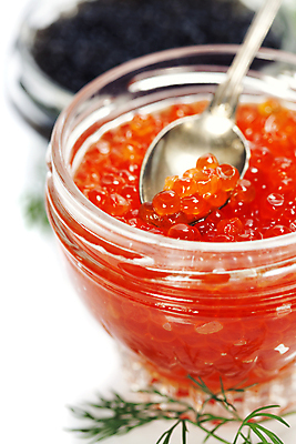 포토 JPG 해외이미지 식재료 유리병 실내 사람없음 아웃포커스 숟가락 고급 흰배경 캐비아 해외202004 해외포토 백그라운드 컨셉 병_용기 촬영기법 수저 내부 흰색 파일형식