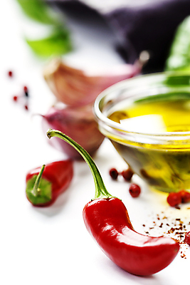 포토 JPG 해외이미지 그릇 식재료 마늘 사람없음 올리브오일 매움 홍고추 후추 해외202004 해외포토 식기 채소 고추 맛 기름_음식 향신료 파일형식