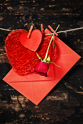 포토 JPG 해외이미지 편지봉투 실내 매달리기 사람없음 장미 하트 편지 나무바닥 노끈 나무집게 해외202004 해외포토 모양 꽃 줄 모션 봉투 바닥 집게 내부 목재 파일형식