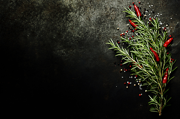 포토 JPG 해외이미지 검은배경 실내 사람없음 허브 홍고추 소금 로즈메리 통후추 카피스페이스 해외202004 해외포토 식물 백그라운드 고추 내부 검은색 공백 후추 파일형식