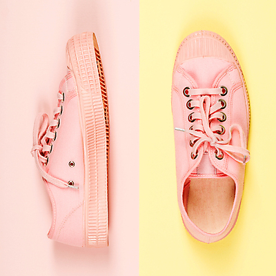 포토 JPG 해외이미지 실내 사람없음 유행 스니커즈 노란배경 파스텔톤 분홍색배경 해외202004 해외포토 분홍색 컬러 백그라운드 운동화 내부 노란색 파일형식