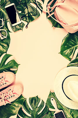 포토 JPG 해외이미지 이어폰 프레임 실내 사람없음 스마트폰 하이앵글 유행 핸드백 머리빗 스니커즈 노란배경 열대잎 파스텔톤 해외202004 해외포토 뷰포인트 컬러 음향기기 백그라운드 운동화 잎 가방 내부 핸드폰 스마트기기 노란색 미용용품 파일형식