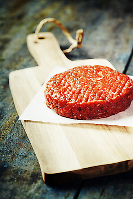 포토 JPG 해외이미지 실내 사람없음 햄버거 패티 나무도마 나무탁자 종이호일 해외202004 해외포토 탁자 도마 패스트푸드 내부 목재 파일형식