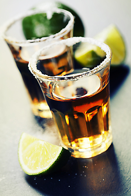포토 JPG 해외이미지 술잔 회색배경 실내 근접촬영 사람없음 아웃포커스 칵테일 소금 라임 두잔 멕시코음식 전통주 테킬라 해외202004 해외포토 뷰포인트 백그라운드 2 과일 잔 주류 서양음식 촬영기법 내부 회색 파일형식