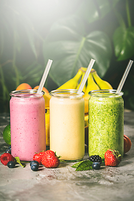 포토 JPG 해외이미지 음료 잔 실내 빨대 사람없음 야채주스 세잔 야채음료 열대잎 바나나스무디 딸기스무디 해외202004 해외포토 식기 잎 3 내부 주스 스무디 파일형식