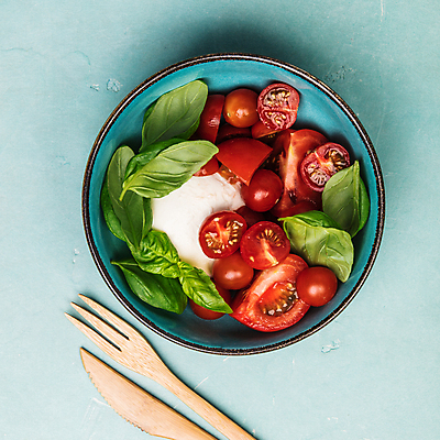 포토 JPG 해외이미지 접시 포크 토마토 건강 사람없음 하이앵글 샐러드 나이프 채식 바질 다이어트음식 저칼로리식단 비건 해외202004 해외포토 식기 음식 뷰포인트 다이어트 채소 칼 식단 저칼로리 채식주의자 파일형식