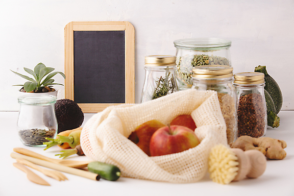 포토 JPG 해외이미지 식물 화분 유리병 실내 사람없음 자연보호 칠판 나이프 사과 흰배경 친환경 자루 생강 나무숟가락 나무포크 제로웨이스트 해외202004 해외포토 식기 백그라운드 포크 채소 과일 자연 병_용기 내부 환경 숟가락 그린캠페인 흰색 칼 보호 사회이슈 파일형식