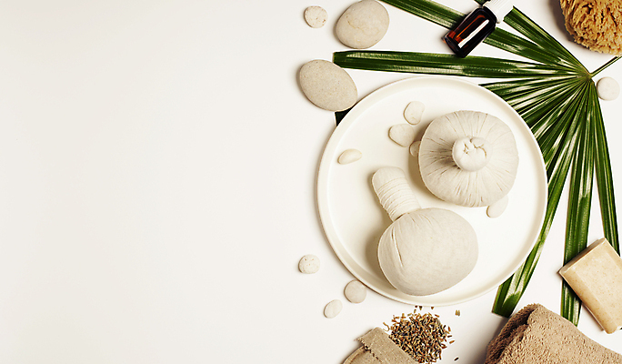 포토 JPG 해외이미지 그릇 잎 실내 사람없음 하이앵글 흰배경 아로마 비누 아로마테라피 스톤 허브볼 카피스페이스 아로마오일 해외202004 해외포토 식물 식기 뷰포인트 백그라운드 내부 위생용품 공백 흰색 오일_화장품 테라피 파일형식