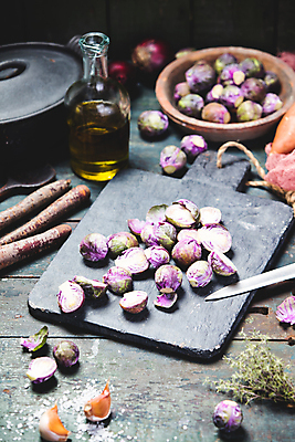 포토 JPG 해외이미지 그릇 양파 유리병 도마 도마_주방용품 실내 요리 사람없음 견과류 올리브오일 방울양배추 해외202004 해외포토 식기 채소 주방용품 병_용기 내부 기름_음식 양배추 파일형식