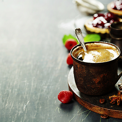 포토 JPG 해외이미지 스튜디오촬영 커피 디저트 실내 사람없음 아웃포커스 커피잔 티스푼 산딸기 해외202004 해외포토 음료 음식 과일 잔 촬영기법 내부 숟가락 파일형식