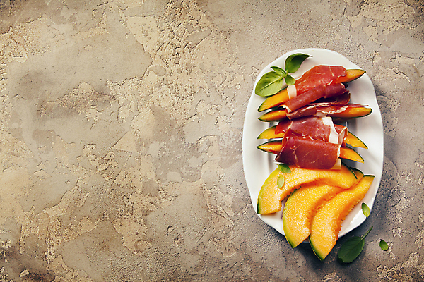 포토 JPG 해외이미지 접시 실내 사람없음 멜론 햄 바질 슬라이스햄 카피스페이스 해외202004 해외포토 식기 과일 육류 내부 공백 파일형식