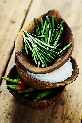 포토 JPG 해외이미지 고추 실내 사람없음 쌓기 허브 나무바닥 소금 로즈메리 나무그릇 해외202004 해외포토 식물 그릇 채소 모션 바닥 내부 목재 파일형식