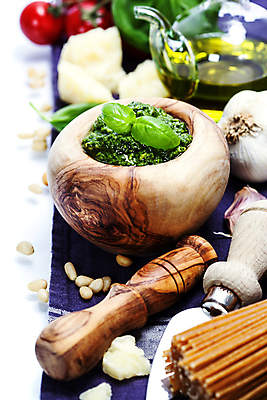 포토 JPG 해외이미지 방울토마토 실내 마늘 사람없음 이탈리아음식 올리브오일 흰배경 절구 잣 바질 치즈나이프 파스타면 페스토 해외202004 해외포토 백그라운드 토마토 채소 파스타 서양음식 내부 견과류 흰색 도구 면류 소스_음식 나이프 기름_음식 파일형식