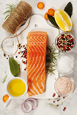 포토 JPG 해외이미지 도마 실내 사람없음 하이앵글 끈 레몬 날것 소금 연어 후추 바질 로즈메리 연어요리 연어회 플랫레이 해외202004 해외포토 음식 뷰포인트 과일 주방용품 어류 내부 생선회 플랫 허브 향신료 파일형식