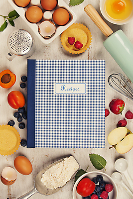 포토 JPG 해외이미지 그릇 회색배경 딸기 사람없음 하이앵글 계란 사과 민트 계란껍데기 블루베리 산딸기 밀가루 밀대 레시피 계란판 딸기타르트 살구 스쿱 요리책 해외202004 해외포토 식기 뷰포인트 백그라운드 과일 주방용품 책 알 회색 가루 허브 타르트 파일형식