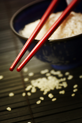 포토 JPG 해외이미지 젓가락 밥 검은배경 실내 근접촬영 사람없음 아웃포커스 쌀 담기 밥그릇 해외202004 해외포토 그릇 음식 뷰포인트 백그라운드 모션 곡류 촬영기법 수저 내부 검은색 파일형식