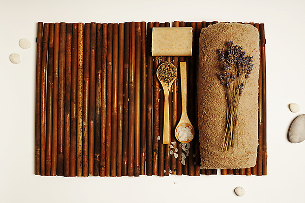 포토 JPG 해외이미지 실내 사람없음 하이앵글 수건 숟가락 흰배경 아로마 비누 아로마테라피 라벤더 스톤 나무발 입욕소금 해외202004 해외포토 꽃 뷰포인트 백그라운드 수저 내부 위생용품 흰색 미용용품 허브 소금 테라피 파일형식