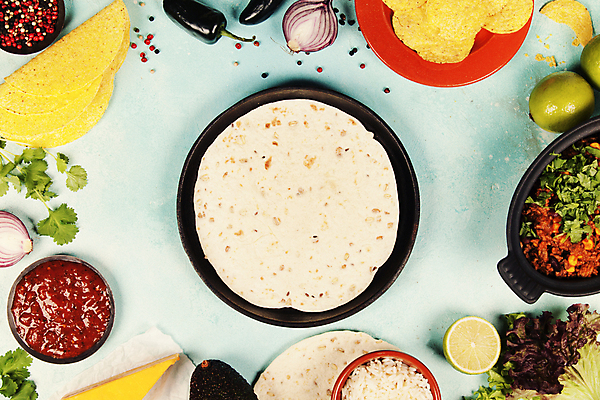 포토 JPG 해외이미지 접시 식재료 밥 치즈 실내 사람없음 하이앵글 상추 준비 파란배경 라임 멕시코음식 나초 타코 살사소스 적양파 토르티야 통후추 할라피뇨 해외202004 해외포토 식기 음식 뷰포인트 백그라운드 채소 과일 고추 양파 유제품 서양음식 내부 파란색 소스_음식 후추 파일형식