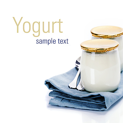 포토 JPG 해외이미지 유리병 실내 사람없음 숟가락 흰배경 요거트 해외202004 해외포토 백그라운드 병_용기 유제품 수저 내부 흰색 파일형식