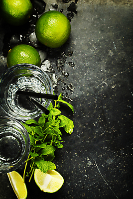 포토 JPG 해외이미지 검은배경 빨대 사람없음 얼음 민트 칵테일잔 라임 모히토 카피스페이스 해외202004 해외포토 자연요소 백그라운드 술잔 과일 검은색 공백 칵테일 허브 파일형식