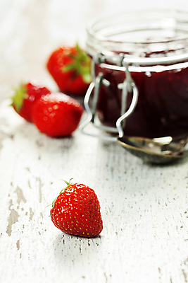 포토 JPG 해외이미지 딸기 유리병 실내 사람없음 흰배경 딸기잼 해외202004 해외포토 백그라운드 과일 병_용기 내부 흰색 잼 파일형식