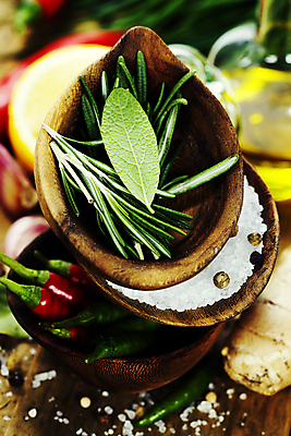 포토 JPG 해외이미지 고추 실내 사람없음 아웃포커스 쌓기 허브 소금 로즈메리 나무그릇 해외202004 해외포토 식물 그릇 채소 모션 촬영기법 내부 목재 파일형식