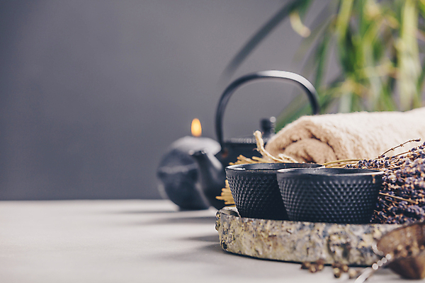 포토 JPG 해외이미지 잎 초 실내 사람없음 아웃포커스 수건 찻잔 찻주전자 아로마 아로마테라피 라벤더 해외202004 해외포토 식물 꽃 주전자 잔 촬영기법 내부 위생용품 허브 테라피 파일형식