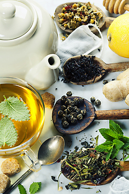 포토 JPG 해외이미지 실내 사람없음 숟가락 도자기 차 찻잔 찻주전자 레몬 흰배경 찻잎 티백 해외202004 해외포토 음료 백그라운드 과일 주전자 잔 수저 내부 차_음료 흰색 파일형식