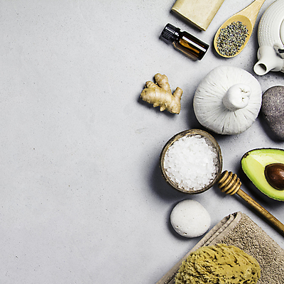 포토 JPG 해외이미지 실내 사람없음 하이앵글 수건 흰배경 아로마 아로마테라피 생강 아보카도 스톤 허니디퍼 허브볼 아로마오일 입욕소금 해외202004 해외포토 뷰포인트 백그라운드 채소 과일 내부 위생용품 흰색 도구 미용용품 오일_화장품 소금 테라피 파일형식