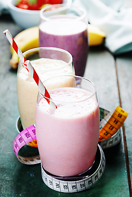 포토 JPG 해외이미지 유리 딸기 바나나 줄자 빨대 사람없음 블루베리 요거트 스무디 해외202004 해외포토 음료 과일 재질 유제품 자 파일형식