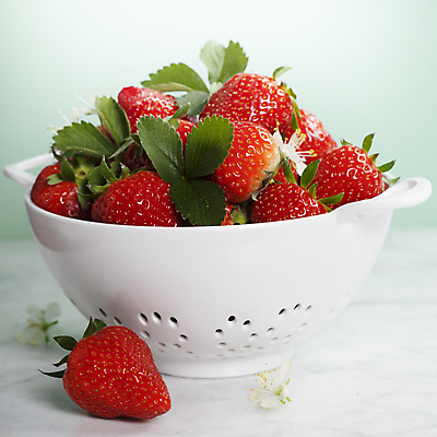 포토 JPG 해외이미지 그릇 꽃 딸기 실내 근접촬영 사람없음 담기 파란배경 딸기잎 해외202004 해외포토 식물 식기 뷰포인트 백그라운드 잎 과일 모션 내부 파란색 파일형식