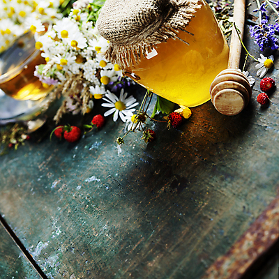 포토 JPG 해외이미지 실내 사람없음 달콤 나무바닥 꿀 꿀단지 캐모마일 허니디퍼 카피스페이스 해외202004 해외포토 꽃 바닥 내부 공백 도구 맛 허브 파일형식