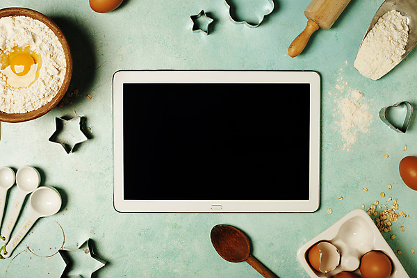 포토 JPG 해외이미지 사람없음 하이앵글 태블릿 계란 숟가락 하트 파란배경 밀가루 밀대 쿠키틀 계량스푼 나무숟가락 계란판 나무그릇 별모형 스쿱 카피스페이스 귀리 해외202004 해외포토 모양 그릇 별 뷰포인트 백그라운드 주방용품 곡류 수저 목재 파란색 전자제품 스마트기기 모형 알 공백 가루 제빵도구 파일형식