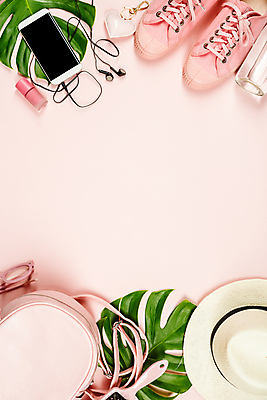 포토 JPG 해외이미지 이어폰 실내 사람없음 스마트폰 유행 핸드백 스니커즈 열대잎 틴트 파스텔톤 분홍색배경 해외202004 해외포토 분홍색 컬러 음향기기 백그라운드 운동화 잎 가방 내부 핸드폰 스마트기기 화장품 파일형식