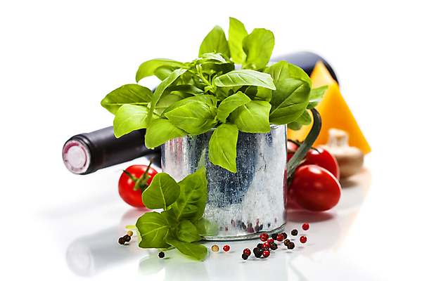 포토 JPG 해외이미지 방울토마토 치즈 실내 사람없음 컵 버섯 와인병 흰배경 바질 통후추 해외202004 해외포토 식기 백그라운드 토마토 병_용기 유제품 내부 와인 흰색 후추 파일형식