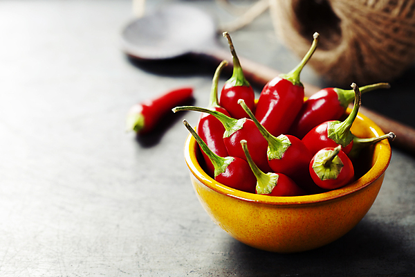 포토 JPG 해외이미지 그릇 식재료 회색배경 사람없음 숟가락 매움 홍고추 노끈 해외202004 해외포토 식기 줄 백그라운드 고추 수저 회색 맛 파일형식