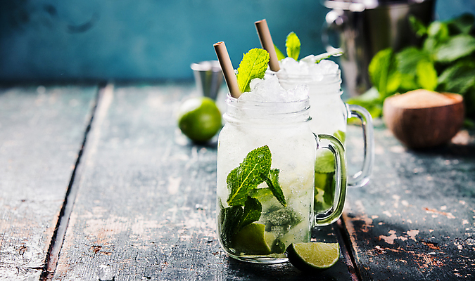 포토 JPG 해외이미지 그릇 유리병 사람없음 얼음 설탕 민트 라임 나무탁자 모히토 카피스페이스 종이빨대 해외202004 해외포토 자연요소 식기 과일 탁자 병_용기 빨대 공백 칵테일 허브 파일형식