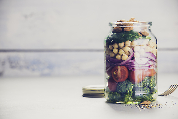 포토 해외이미지 포크 방울토마토 유리병 실내 사람없음 샐러드 뚜껑 브로콜리 흰배경 담기 채식 아몬드 시금치 건강식 다이어트음식 병아리콩 적양파 카피스페이스 슈퍼푸드 비건 해외202004 해외포토 식기 음식 백그라운드 다이어트 토마토 채소 모션 양파 병_용기 콩 내부 공백 견과류 흰색 건강식품 채식주의자 파일형식