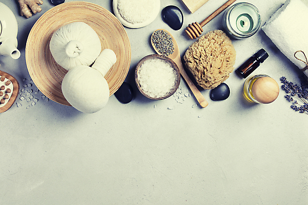 포토 JPG 해외이미지 실내 사람없음 하이앵글 흰배경 아로마 향초 아로마테라피 스톤 허니디퍼 허브볼 아로마오일 입욕소금 해외202004 해외포토 뷰포인트 백그라운드 초 내부 흰색 도구 미용용품 오일_화장품 소금 테라피 파일형식