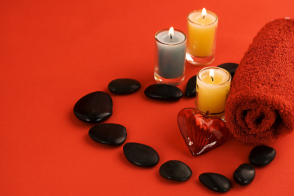 포토 JPG 해외이미지 실내 사람없음 수건 하트 아로마 향초 아로마테라피 스톤 빨간배경 해외202004 해외포토 모양 백그라운드 초 내부 빨간색 위생용품 테라피 파일형식