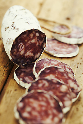 포토 JPG 해외이미지 단면 실내 근접촬영 사람없음 아웃포커스 소프트포커스 나무바닥 슬라이스 살라미 해외202004 해외포토 뷰포인트 바닥 촬영기법 내부 파일형식